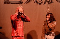 巨人に扮した千原せいじと、ミカサの衣装で登場した吉木りさ。