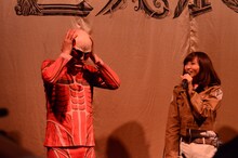 巨人に扮した千原せいじと、ミカサの衣装で登場した吉木りさ。