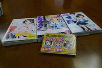 配布されたポケットティッシュと新刊。