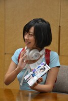 インタビューに応じる倉持由香。