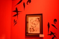 「進撃の巨人展」の原画展示風景。