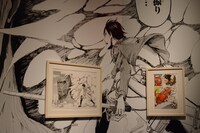 「進撃の巨人展」の原画展示風景。