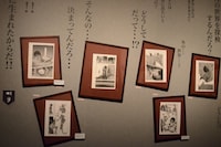 「進撃の巨人展」の原画展示風景。