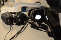 「360°体感シアター“哮”」ではHMD（ヘッドマウントディスプレイ）を使用する。