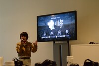 「360°体感シアター“哮”」の説明風景。