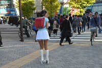 スタート時はティッシュ配りの勝手がわからず、困惑気味。