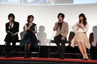 （右から）早見沙織、梶裕貴。