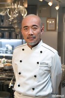 一流ホテルのシェフ・村上信蔵役を演じる竹中直人。