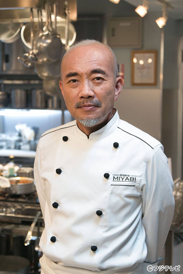 一流ホテルのシェフ・村上信蔵役を演じる竹中直人。