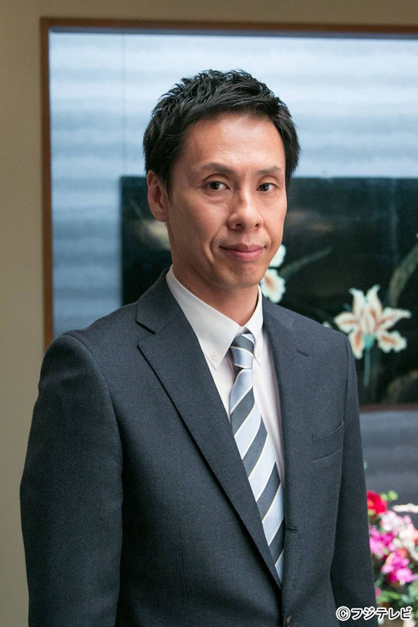 通訳をするベトナム語専門職員・古田誠一役の大倉孝二。