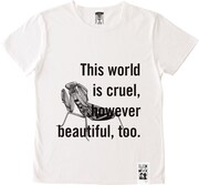 「進撃の巨人」メッセージ T シャツより【世界】。ミカサの「この世界は残酷だ そして、とても美しい」が英訳されている。