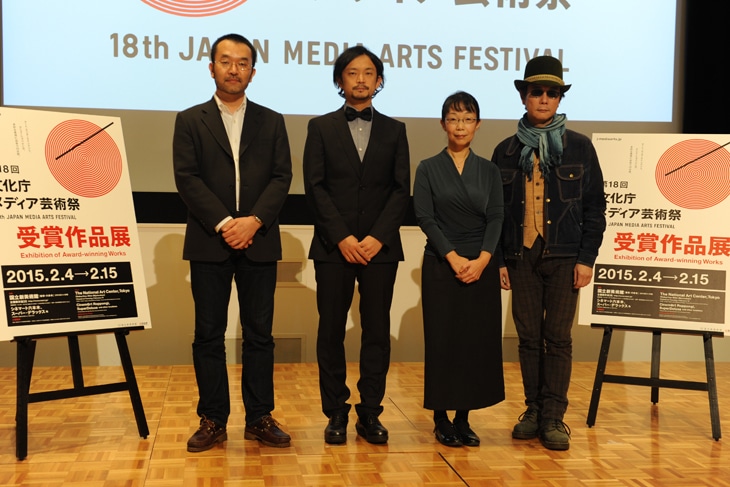 写真は11月28日に都内にて行われた受賞作品発表会の様子。左からアート部門優秀賞を受賞した五島一浩、同じく真鍋大度、マンガ部門大賞を受賞した近藤ようこ、同じく津原泰水。