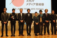 左からアート部門審査委員を務めた三輪眞弘、エンターテインメント部門審査委員を務めた久保田晃弘、五島一浩、真鍋大度、近藤ようこ、津原泰水、マンガ部門審査委員を務めたすがやみつる、アニメーション部門審査委員を務めた小出正志。