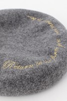 「バトルコスチュームモチーフベレー帽（グレー）」(c)CLAMP・ShigatsuTsuitachi CO.,LTD./講談社