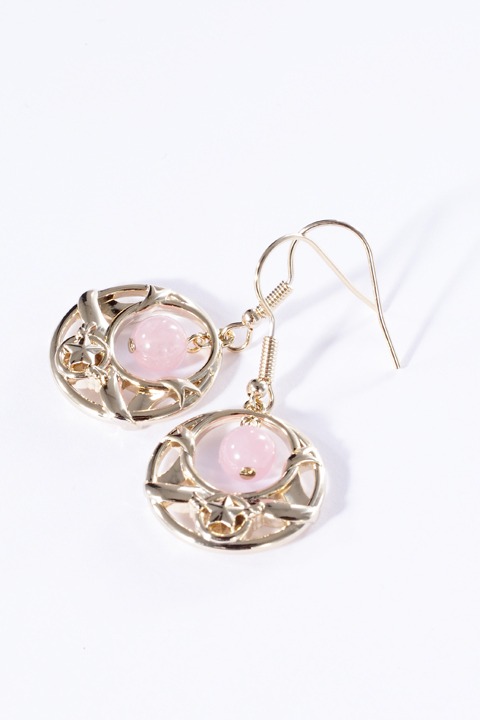 「星の杖モチーフピアス」(c)CLAMP・ShigatsuTsuitachi CO.,LTD./講談社