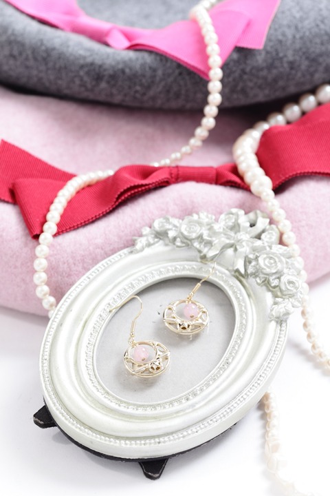 「星の杖モチーフピアス」と「バトルコスチュームモチーフベレー帽」。(c)CLAMP・ShigatsuTsuitachi CO.,LTD./講談社