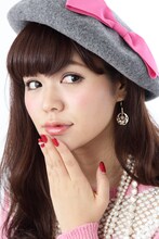 「バトルコスチュームモチーフベレー帽（グレー）」の着用例。(c)CLAMP・ShigatsuTsuitachi CO.,LTD./講談社