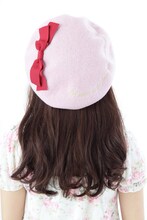 「バトルコスチュームモチーフベレー帽（ピンク）」の着用例。(c)CLAMP・ShigatsuTsuitachi CO.,LTD./講談社