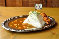 CAFE ZENONで提供されている、サウザー監修の「聖帝カレー」。ライスは聖帝十字陵、ニンジンは6つの星、グリーンピースはサウザーの額のチャームポイントをそれぞれイメージしている。 (c)行徒妹・河田雄志 2013, (c)武論尊・原哲夫/NSP 1983