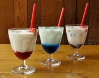 CAFE ZENONで提供されているラッシー。左からイチゴラッシー（サウザー監修）、ブルーハワイラッシー（ヒューイ監修）、チェリーラッシー（アイン監修）。 (c)行徒妹・河田雄志 2013, (c)武論尊・原哲夫/NSP 1983