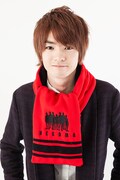 「ハイキュー!! フリースマフラー 音駒高校」の着用イメージ。(c)古舘春一/集英社・「ハイキュー!!」製作委員会・MBS