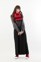 「ハイキュー!! フリースマフラー 音駒高校」の着用イメージ。(c)古舘春一／集英社・「ハイキュー!!」製作委員会・MBS