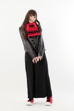 「ハイキュー!! フリースマフラー 音駒高校」の着用イメージ。(c)古舘春一／集英社・「ハイキュー!!」製作委員会・MBS