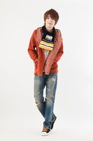 「ハイキュー!! フリースマフラー 烏野高校」の着用イメージ。(c)古舘春一／集英社・「ハイキュー!!」製作委員会・MBS