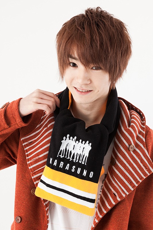 「ハイキュー!! フリースマフラー 烏野高校」の着用イメージ。(c)古舘春一／集英社・「ハイキュー!!」製作委員会・MBS