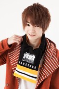 「ハイキュー!! フリースマフラー 烏野高校」の着用イメージ。(c)古舘春一/集英社・「ハイキュー!!」製作委員会・MBS
