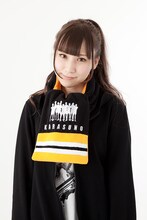 「ハイキュー!! フリースマフラー 烏野高校」の着用イメージ。(c)古舘春一／集英社・「ハイキュー!!」製作委員会・MBS