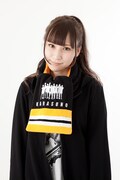 「ハイキュー!! フリースマフラー 烏野高校」の着用イメージ。(c)古舘春一/集英社・「ハイキュー!!」製作委員会・MBS