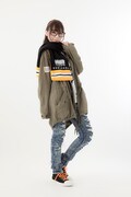 「ハイキュー!! フリースマフラー 烏野高校」の着用イメージ。(c)古舘春一/集英社・「ハイキュー!!」製作委員会・MBS