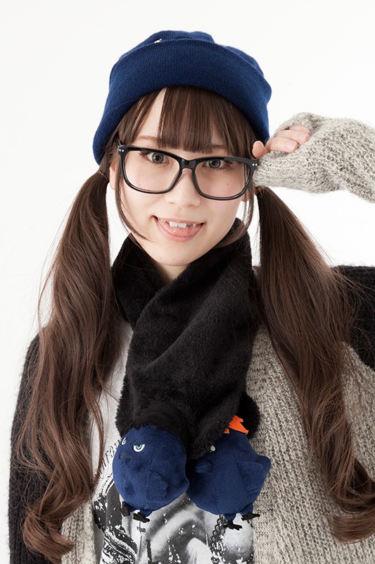 「ハイキュー!! ヒナガラスマフラー」の着用イメージ。(c)古舘春一／集英社・「ハイキュー!!」製作委員会・MBS