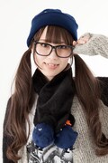 「ハイキュー!! ヒナガラスマフラー」の着用イメージ。(c)古舘春一/集英社・「ハイキュー!!」製作委員会・MBS