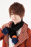「ハイキュー!! ヒナガラスマフラー」の着用イメージ。(c)古舘春一/集英社・「ハイキュー!!」製作委員会・MBS