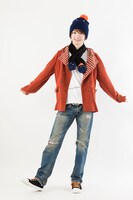 「ハイキュー!! ヒナガラスマフラー」の着用イメージ。(c)古舘春一／集英社・「ハイキュー!!」製作委員会・MBS