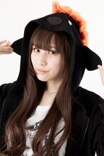 「ハイキュー!! ヒナガラスイメージパーカー」の着用イメージ。(c)古舘春一／集英社・「ハイキュー!!」製作委員会・MBS