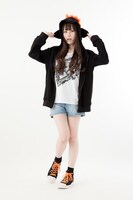 「ハイキュー!! ヒナガラスイメージパーカー」の着用イメージ。(c)古舘春一／集英社・「ハイキュー!!」製作委員会・MBS