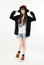 「ハイキュー!! ヒナガラスイメージパーカー」の着用イメージ。(c)古舘春一／集英社・「ハイキュー!!」製作委員会・MBS