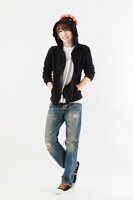 「ハイキュー!! ヒナガラスイメージパーカー」の着用イメージ。(c)古舘春一／集英社・「ハイキュー!!」製作委員会・MBS