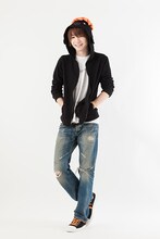 「ハイキュー!! ヒナガラスイメージパーカー」の着用イメージ。(c)古舘春一／集英社・「ハイキュー!!」製作委員会・MBS