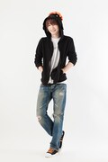「ハイキュー!! ヒナガラスイメージパーカー」の着用イメージ。(c)古舘春一/集英社・「ハイキュー!!」製作委員会・MBS
