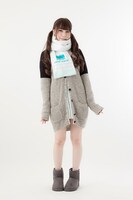 「ハイキュー!! フリースマフラー 青葉城西高校」の着用イメージ。(c)古舘春一／集英社・「ハイキュー!!」製作委員会・MBS