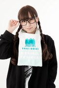 「ハイキュー!! フリースマフラー 青葉城西高校」の着用イメージ。(c)古舘春一/集英社・「ハイキュー!!」製作委員会・MBS