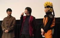 （左から）福山潤、岸本斉史、ナルトの着ぐるみ。