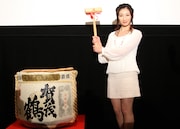 鏡開きを行う武田梨奈。