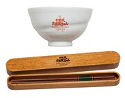 「いただきますフェア」の賞品から、「創太郎の出張ぼっちめし」をイメージした茶碗と箸のセット。