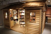 「志磨遼平の部屋」の展示風景。