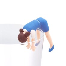 ふなっしーから独立し、フチ子は単体でコップのフチに掴まることも可能だ。(c)ふなっしー (c)タナカカツキ / KITAN CLUB